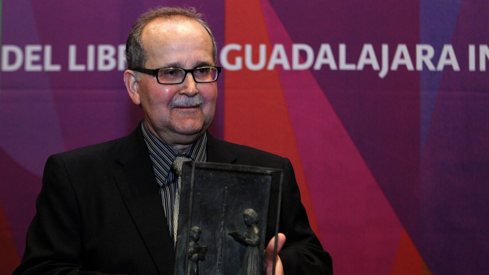 El escritor Agustín Fernández Paz al recibir el VII Premio Iberoamericano SM de Literatura Infantil y Juvenil 2011 en la Feria Internacional del Libro de Guadalajara (FIL), en Guadalajara (México).