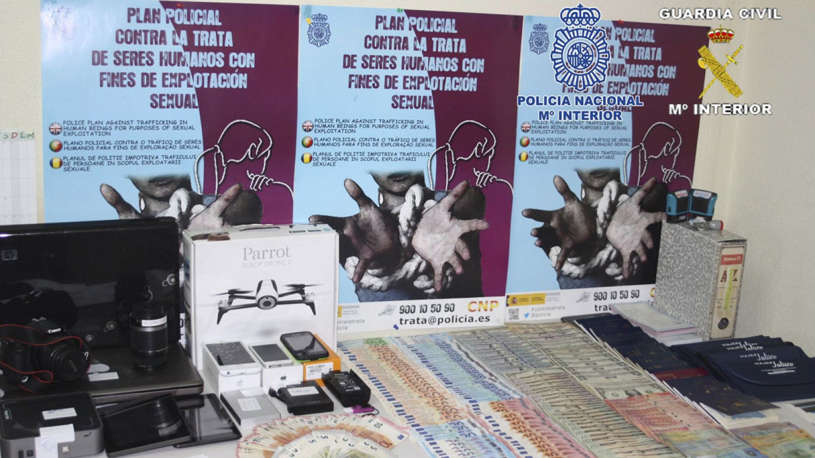 Material incautado en la operación contra la mayor red de falsificación de moneda conocida en España