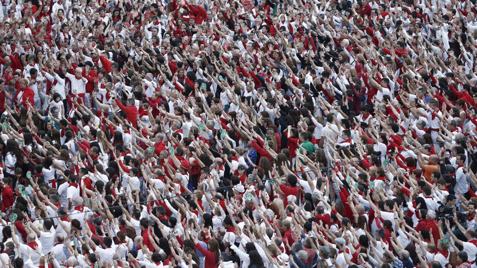 Miles de personas llenan la Plaza del Castillo de Pamplona en repulsa por las agresiones sexuales