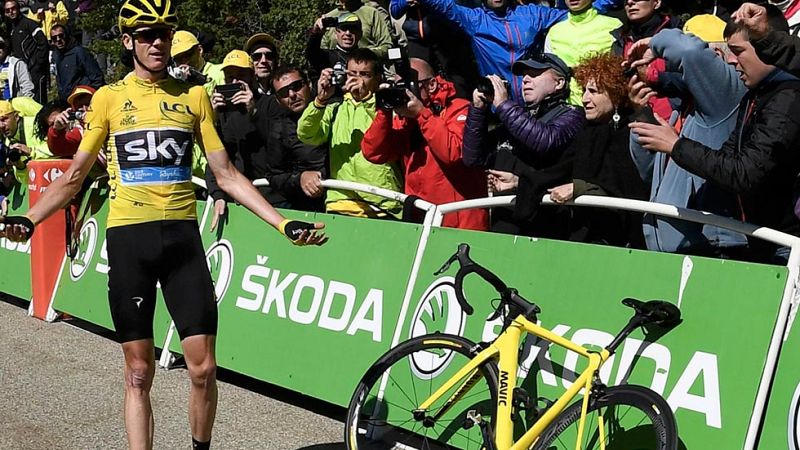 Froome tiene que subir a pie parte del Mont Ventoux por aver�a y no pierde el maillot por decisi�n de los jueces