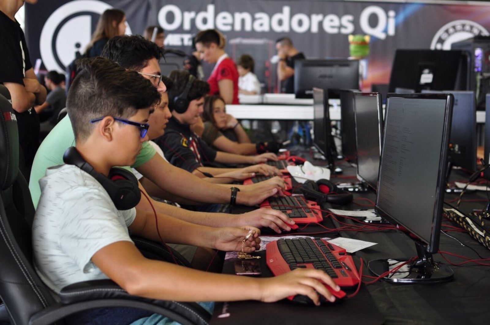 Un usuario juega a un videojuego en un Ordenador Qi en la TLP Tenerife 2016