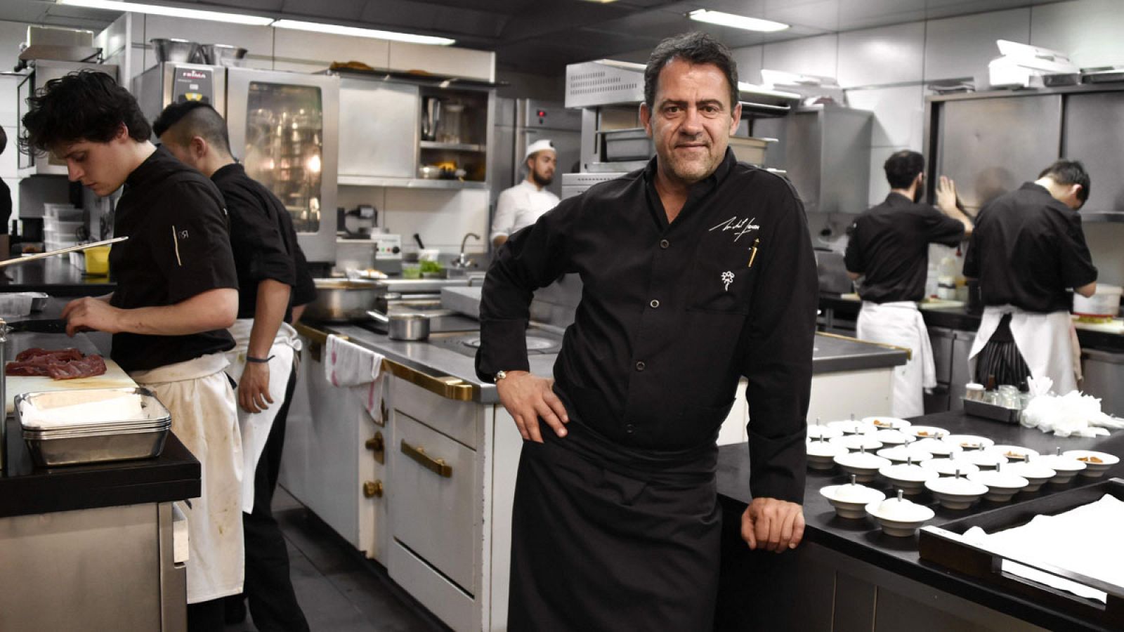 El chef francés Michel Sarran en la cocina de su restaurante