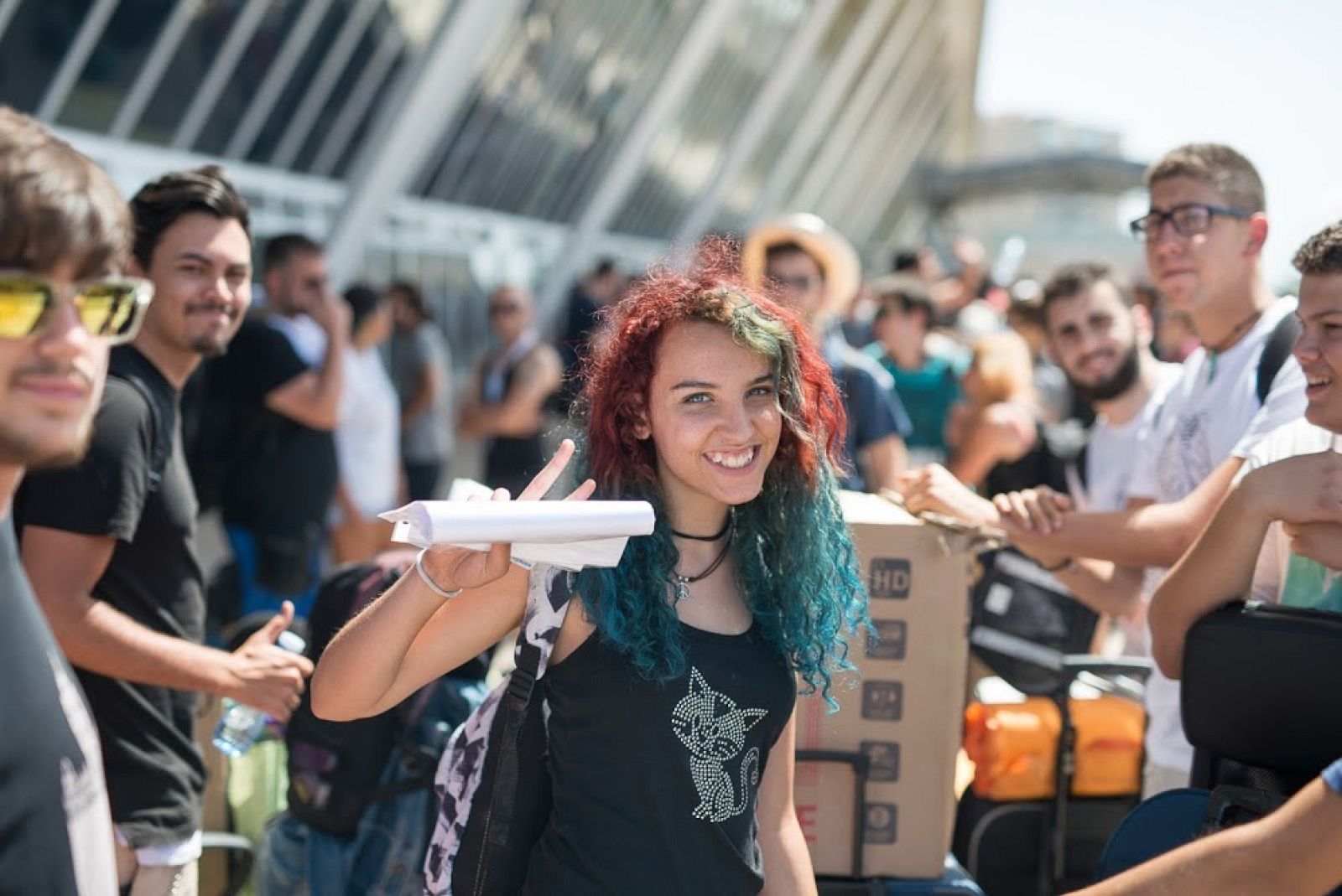 Una telepera espera a las puertas de la Tenerife Lan Party 2016