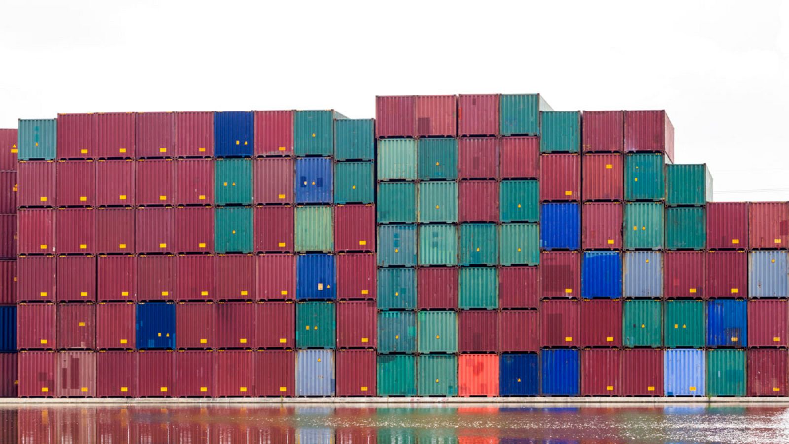 Varios contenedores apilados