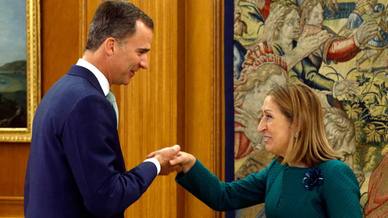 El rey recibe en audiencia a la presidenta del Congreso, Ana Pastor, en el Palacio de la Zarzuela.