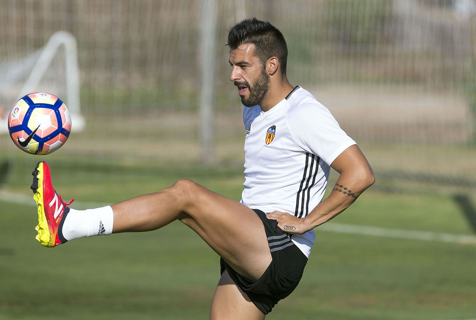 Álvaro Negredo en un entrenamiento con el Valencia.