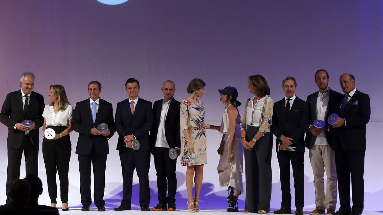 Todos los ganadores de los Premios Nacionales de la Moda con la reina Letizia.
