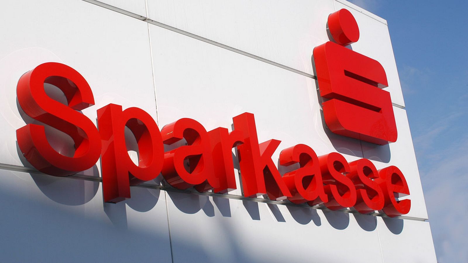 Logo de las cajas alemanas en un edificio