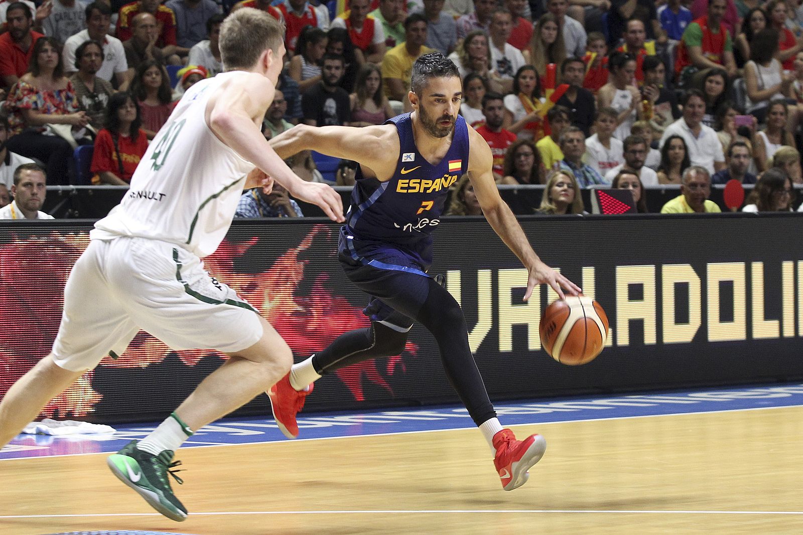 Juan Carlos Navarro (d) con el balón ante el alero de Lituania Marius Grigonis durante el tercer partido de preparación.