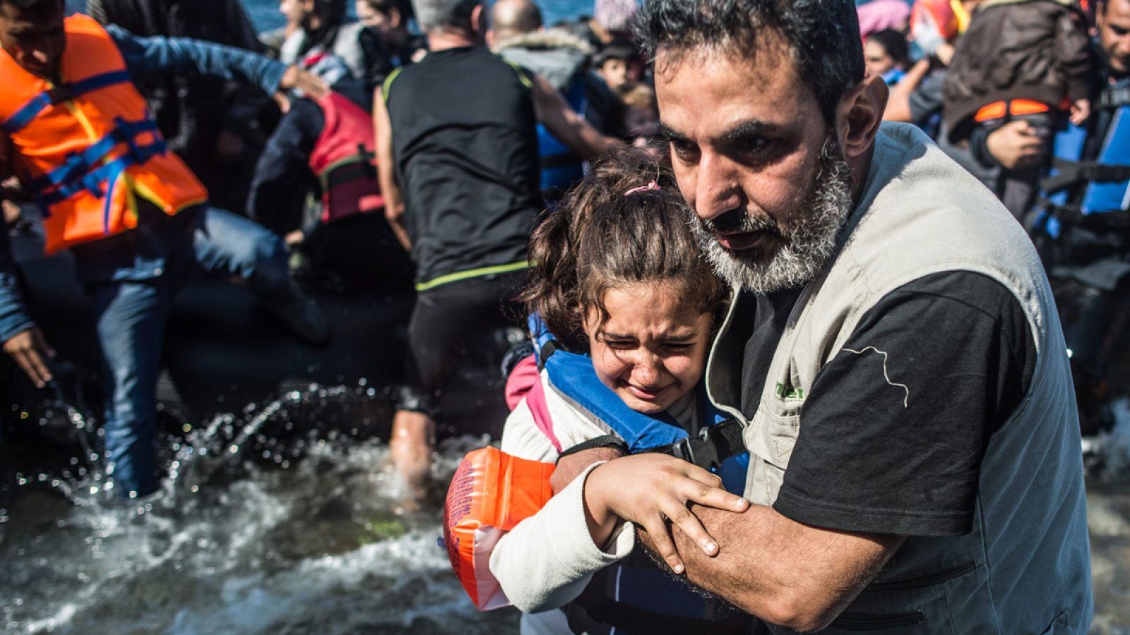 Un grupo de refugiados llega a la isla griega de Lesbos