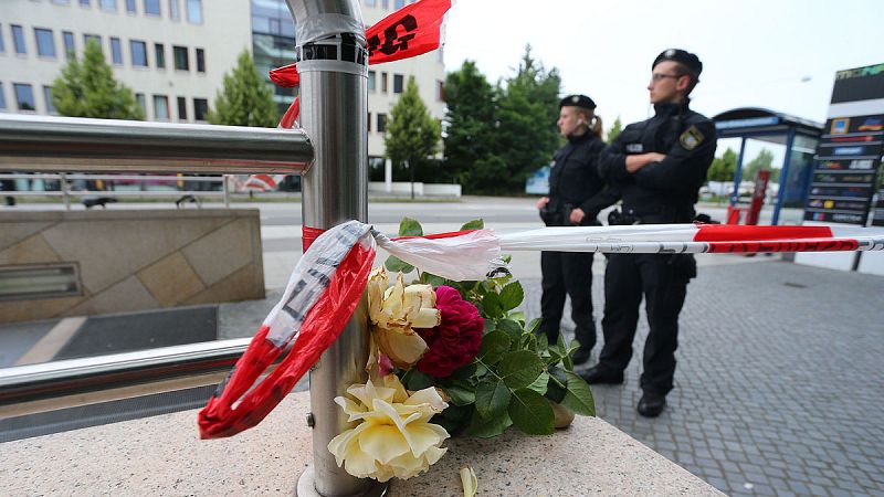 Múnich recupera la normalidad con banderas a media asta y gran presencia policial