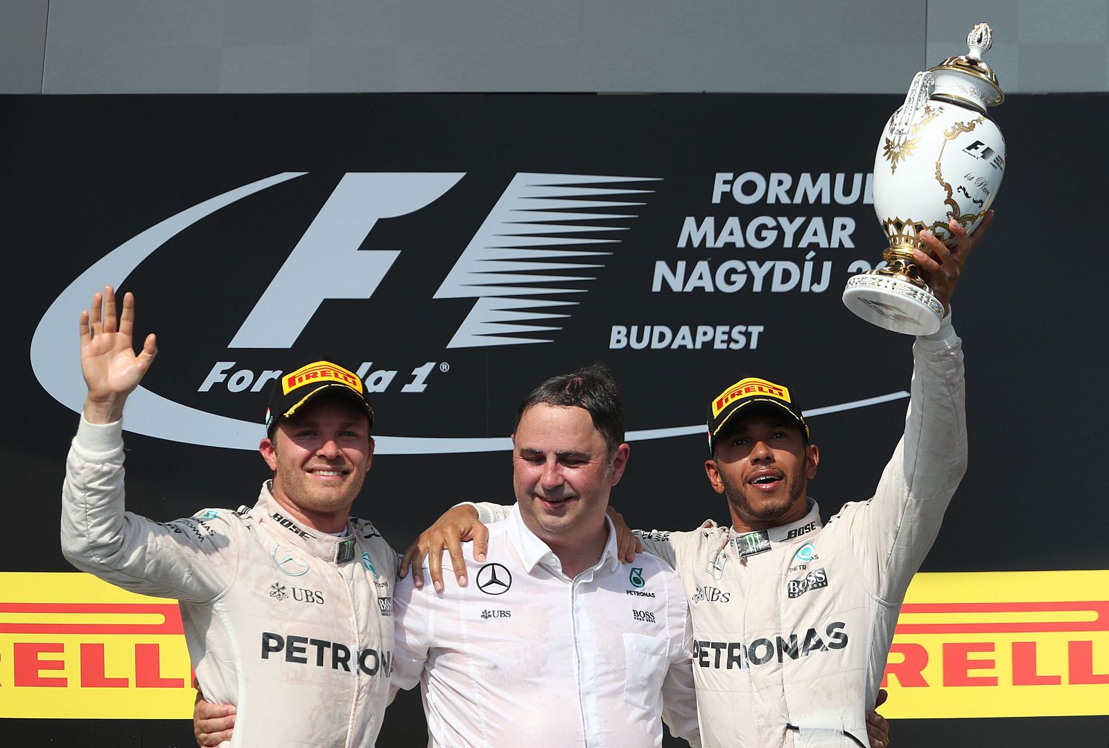 Lewis Hamilton y Nico Rosberg en el podio húngaro.