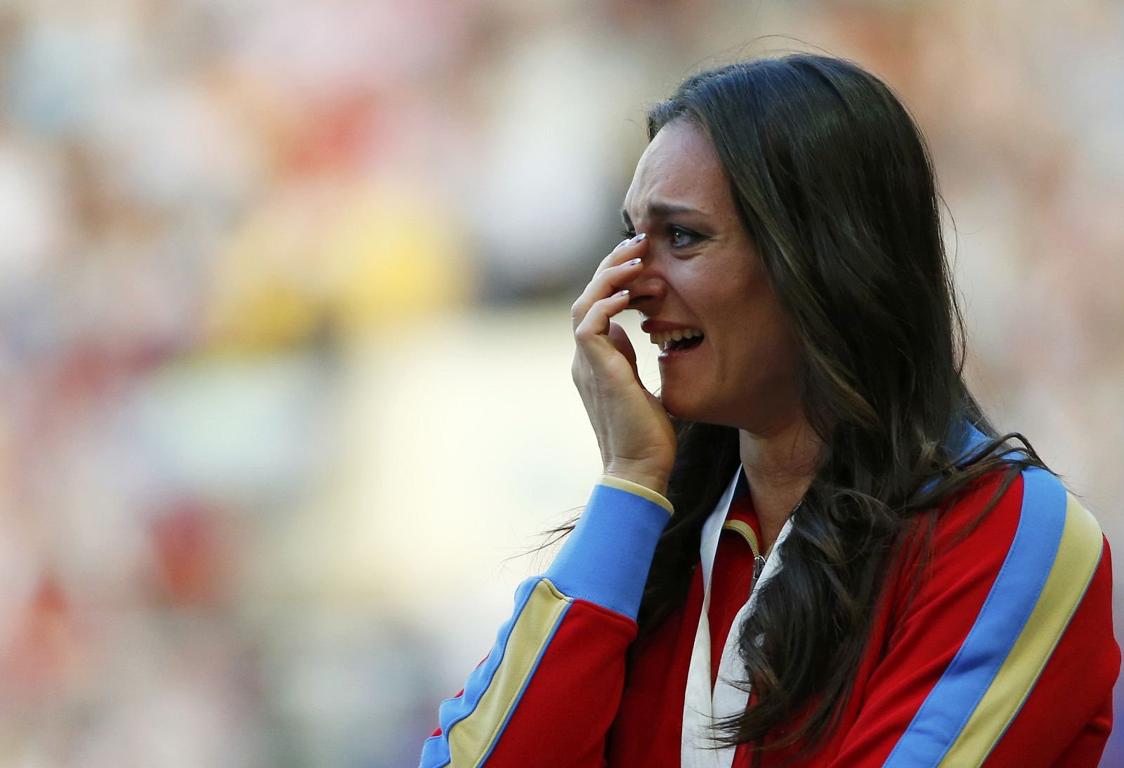 Isinbayeva emocionada en el podio de Moscú.