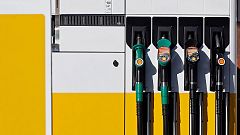 Los carburantes vuelven a abaratarse de cara a la operación salida de agosto