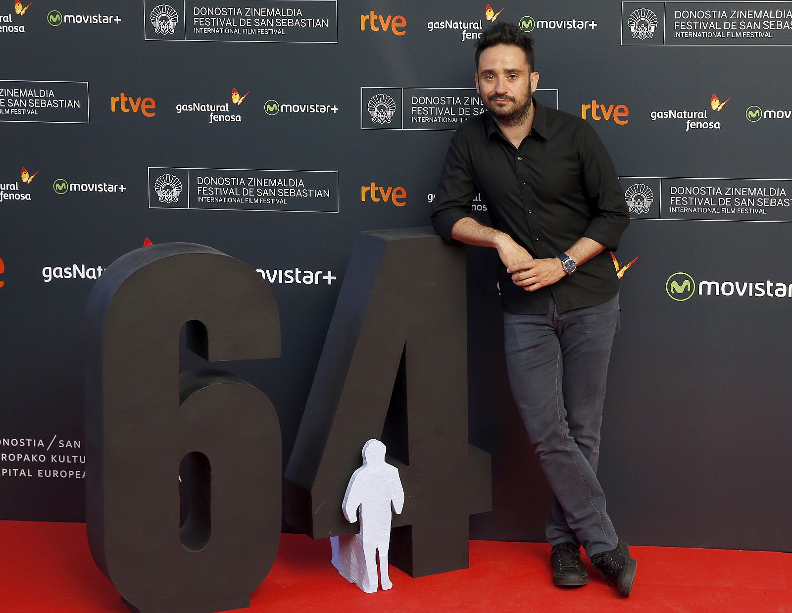 El cineasta Juan Antonio Bayona, director de 'Un monstruo viene a verme', que se estrenará en el Festival de San Sebastián y protagoniza la flamante Premio Donostia 2016, Sigourney Weawer.