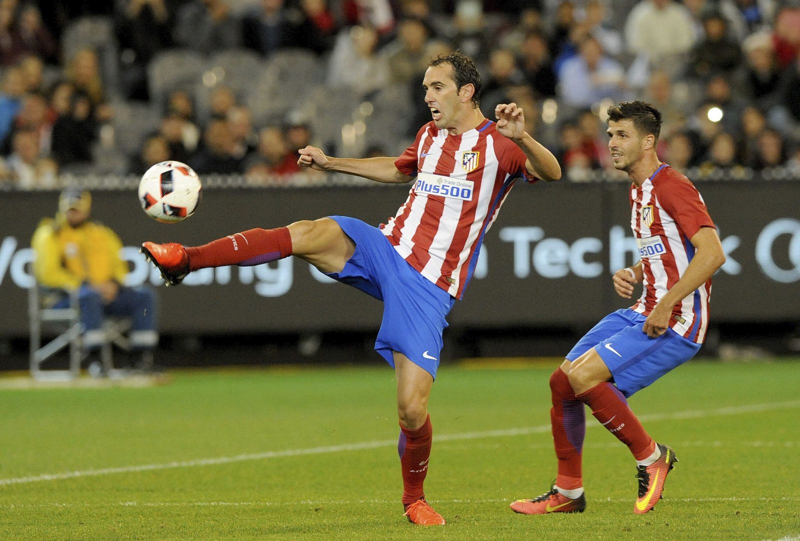 Godin despeja un balón ante el Tottenham