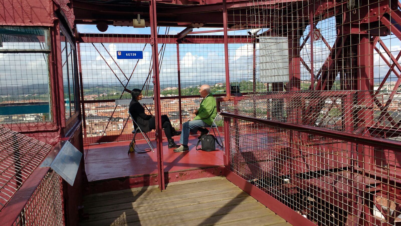 Clara Peñalver, durante una entrevista en el Puente Colgante de la Ría de Bilbao
