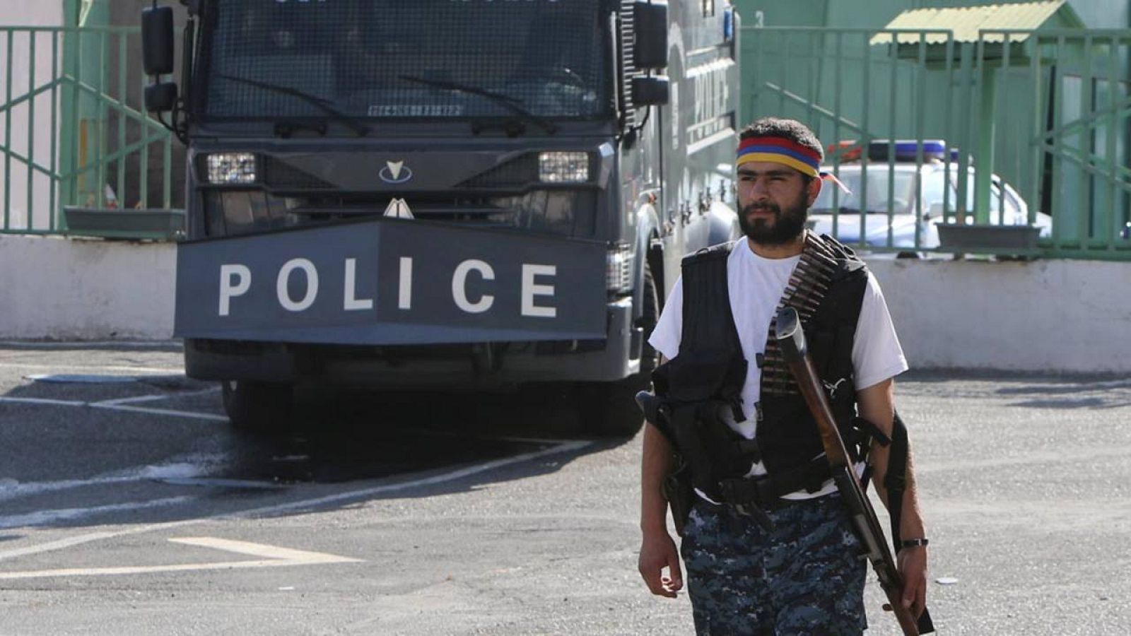 Uno de los asaltantes de la comisaría, durante su estancia en el interior