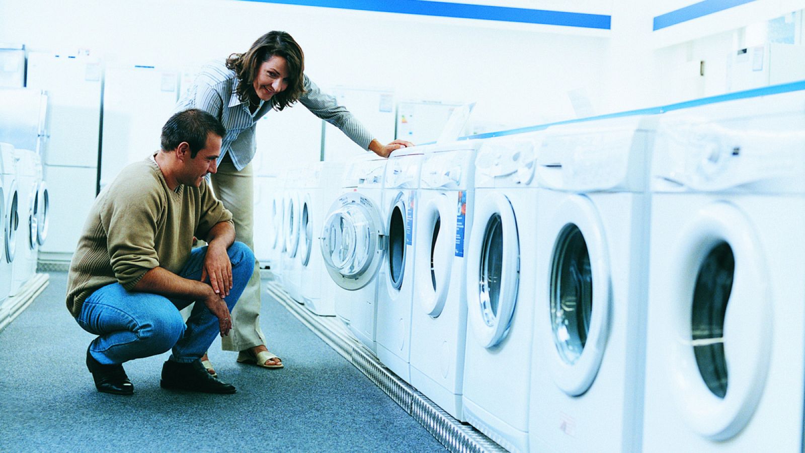 Un matrimonio elige una lavadora