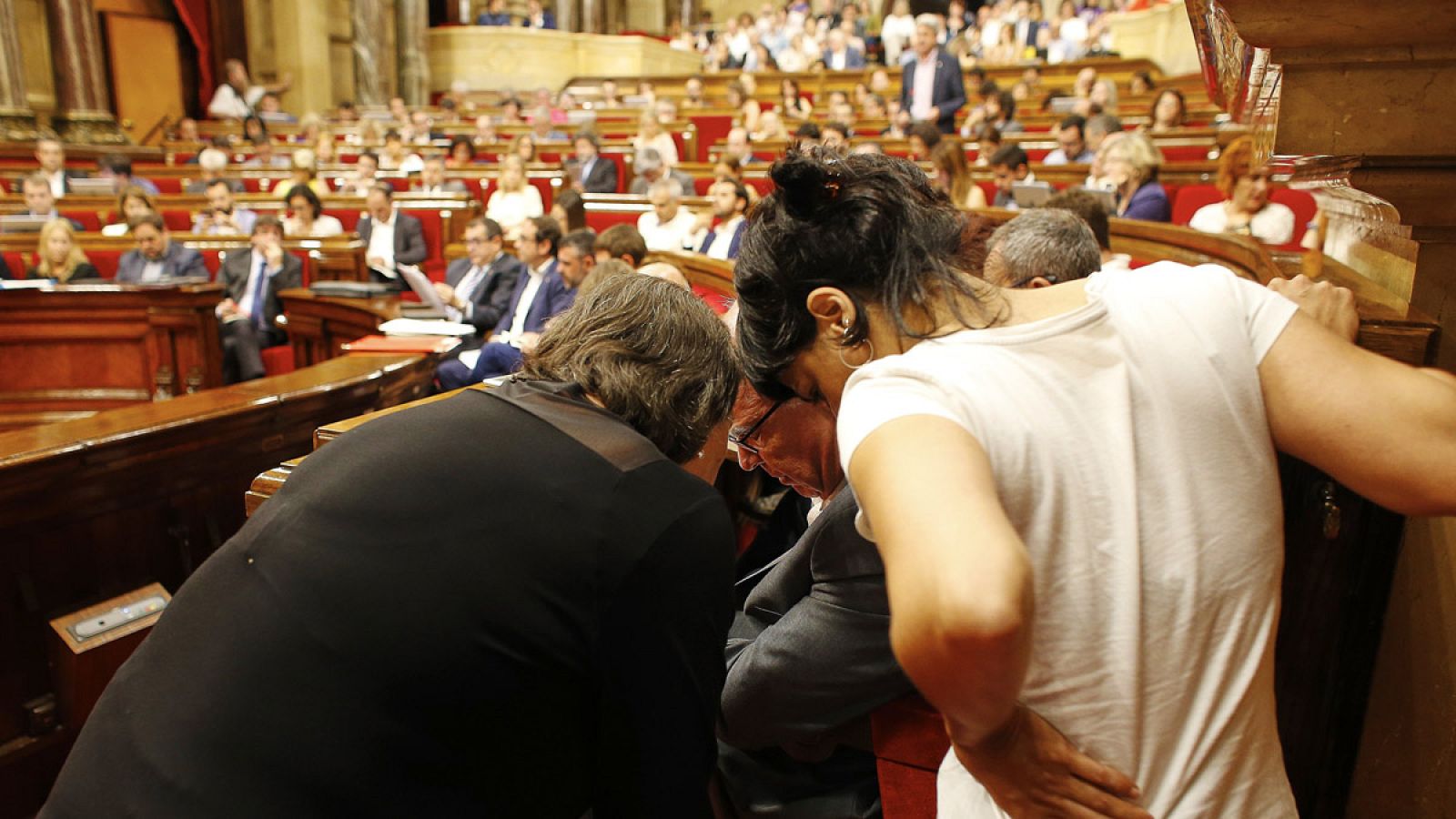 Las diputadas de la CUP, Anna Gabriel (d) y Gabriela Serra (i), en el Parlament catalán