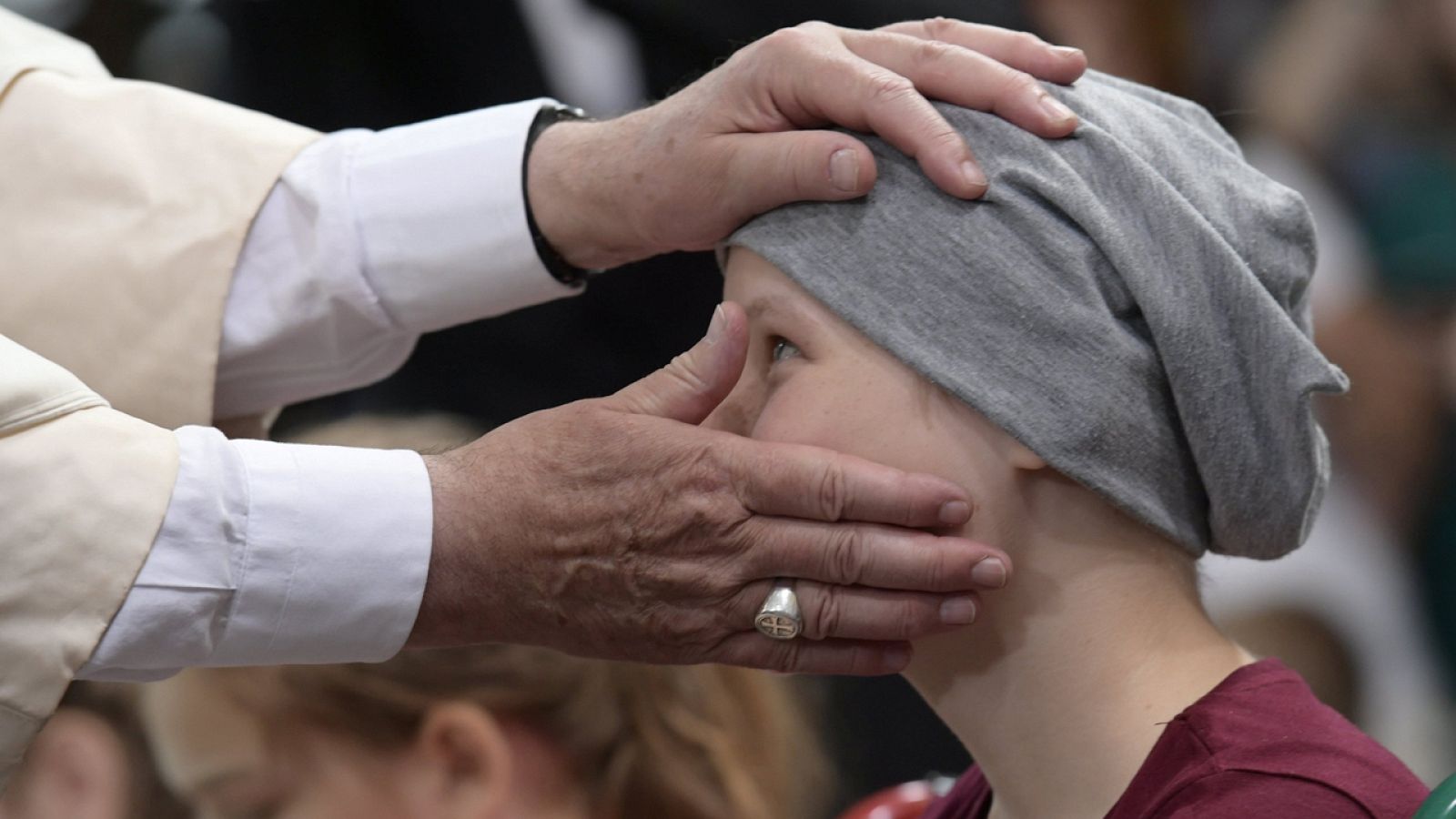 El papa Francisco bendice a una joven en Cracovia, durante su visita a Polonia en julio