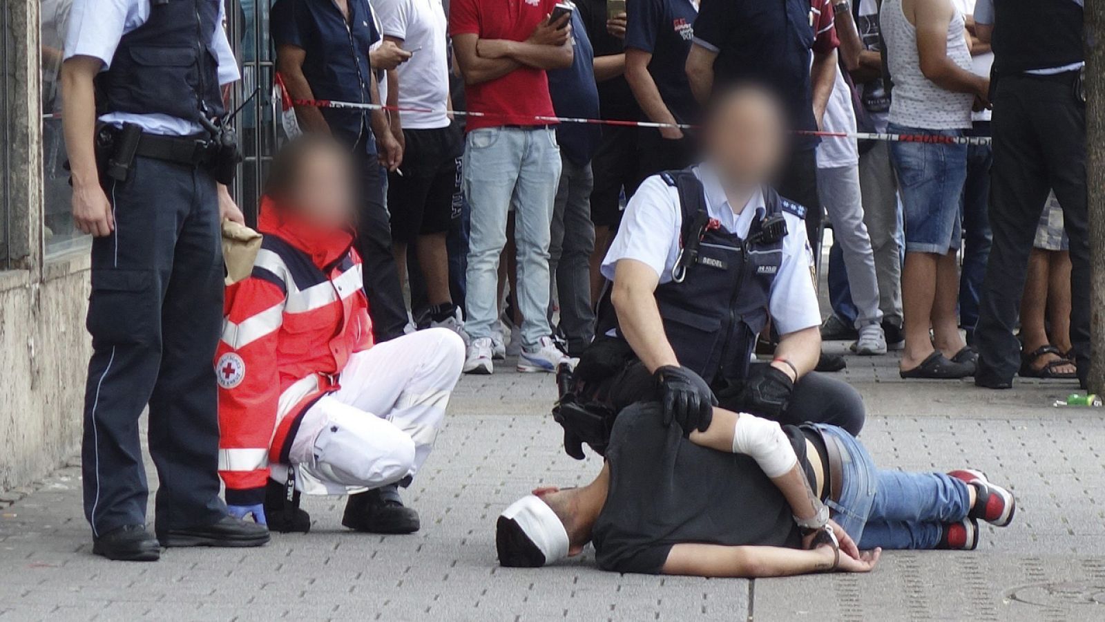 Varios policías arrestan al sospechoso de un ataque con un machete en Reutlingen (Alemania), el 25 de julio