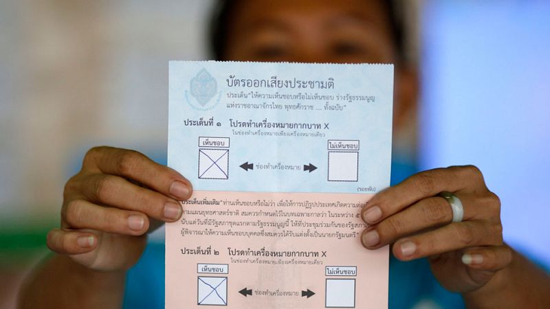 Tailandia aprueba la Constitución propuesta por la junta militar