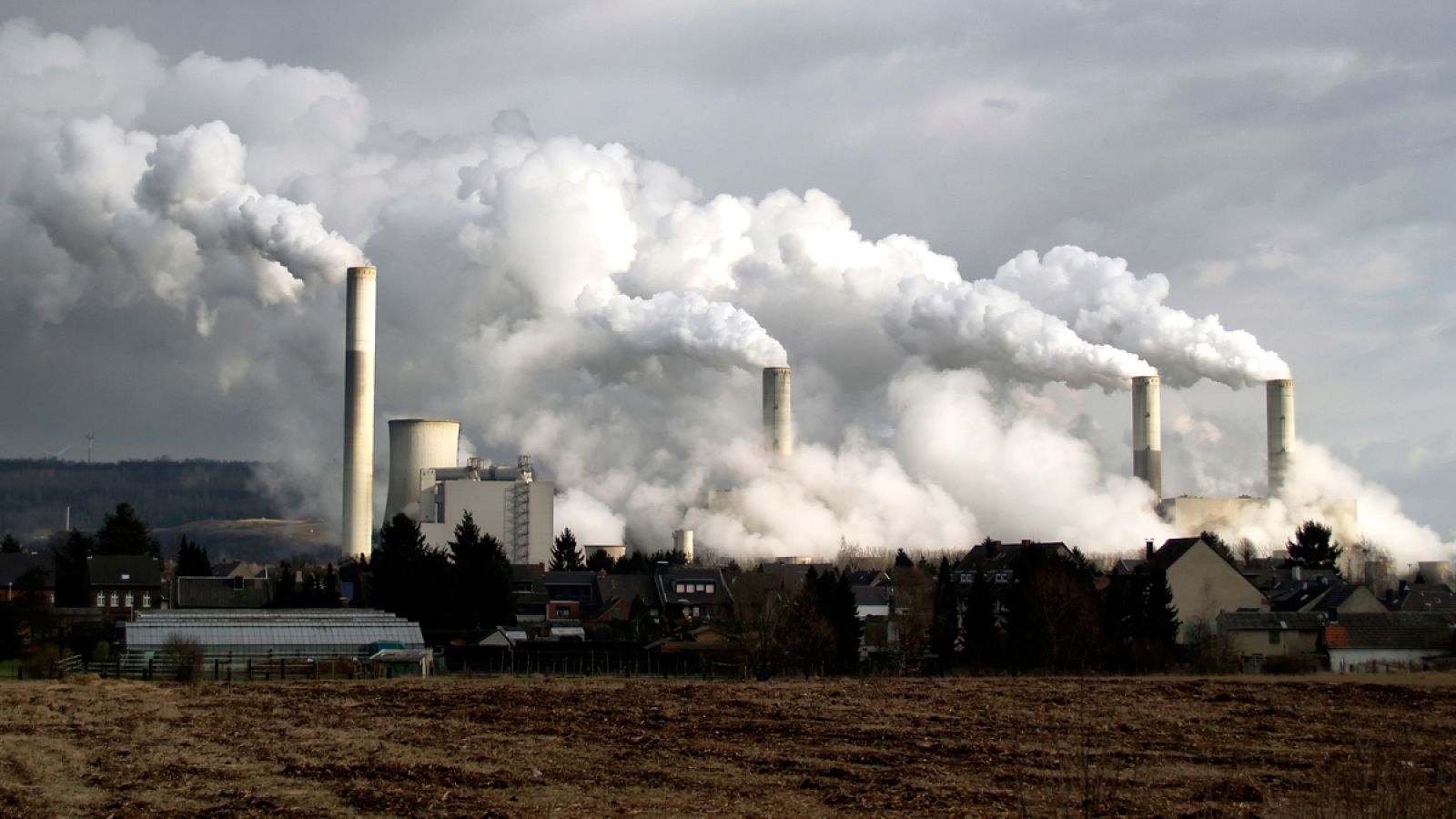 Las emisiones de dióxido de carbono (CO2) a la atmósfera son mayores de lo que los océanos y bosques pueden absorber.