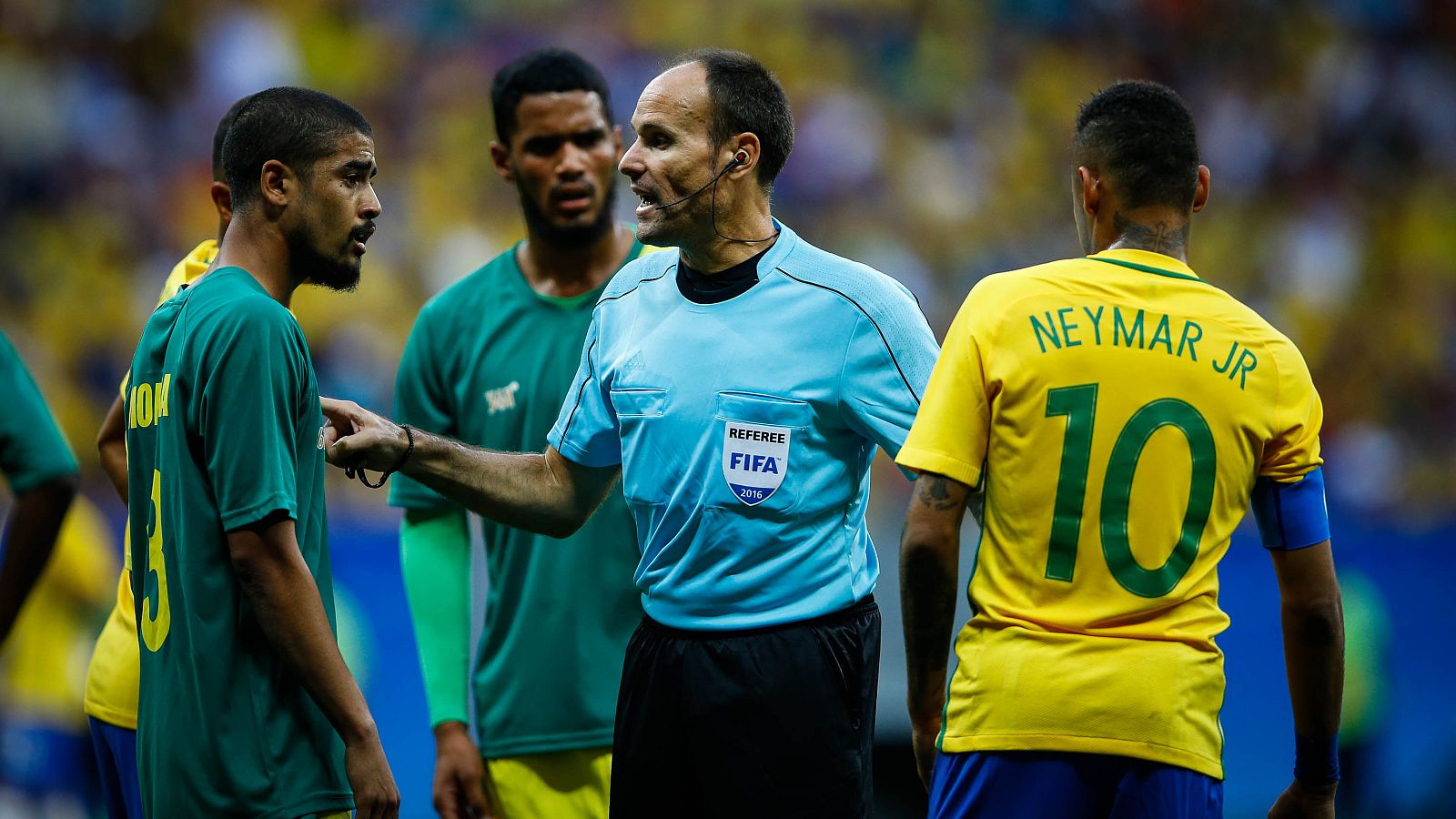 Mateu Lahoz arbitrando el primer partido de la anfitriona Brasil