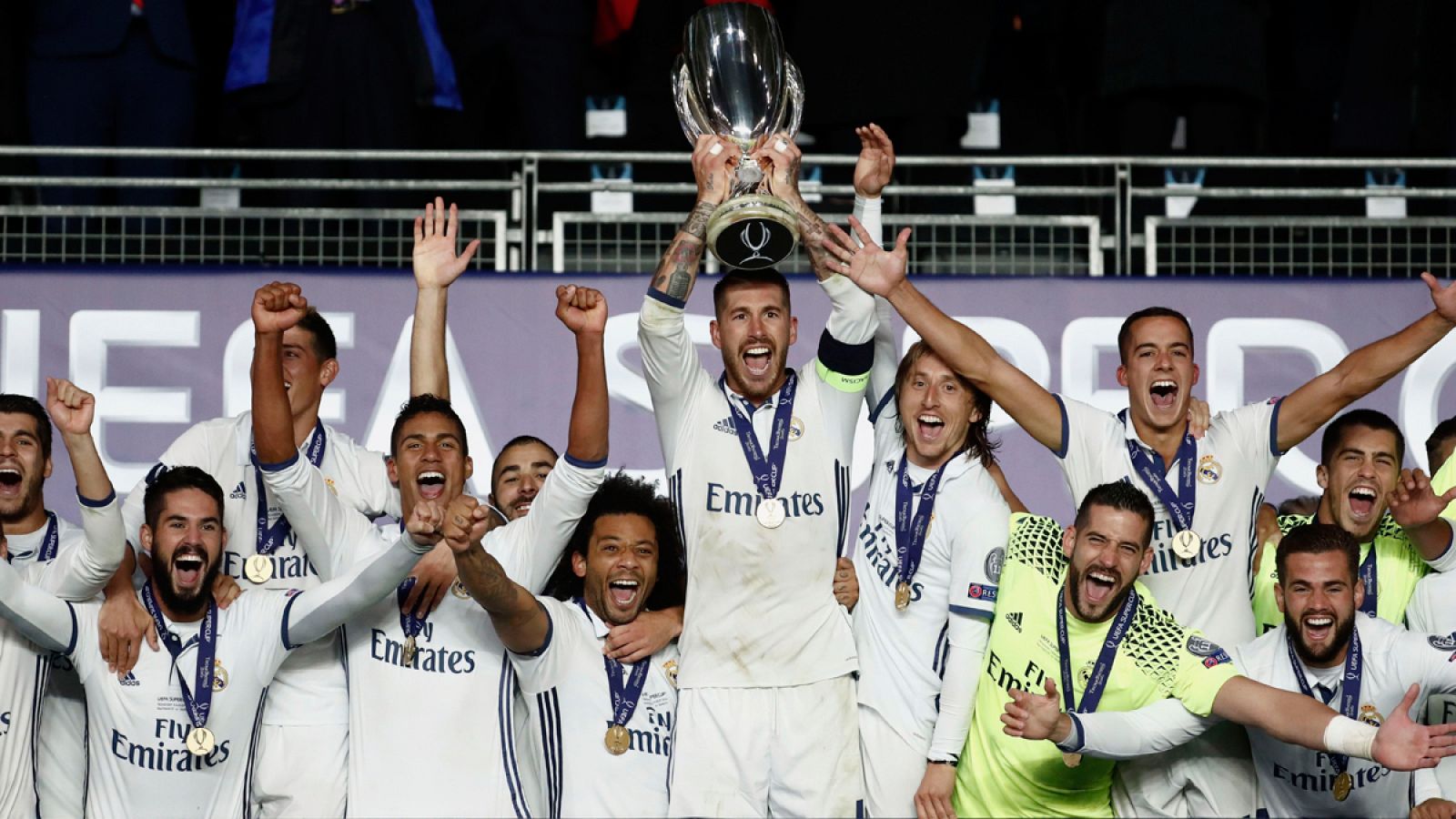 El capitán del Real Madrid Sergio Ramos levanta el trofeo de la Supercopa de Europa 2016 tras ganar al Sevilla.