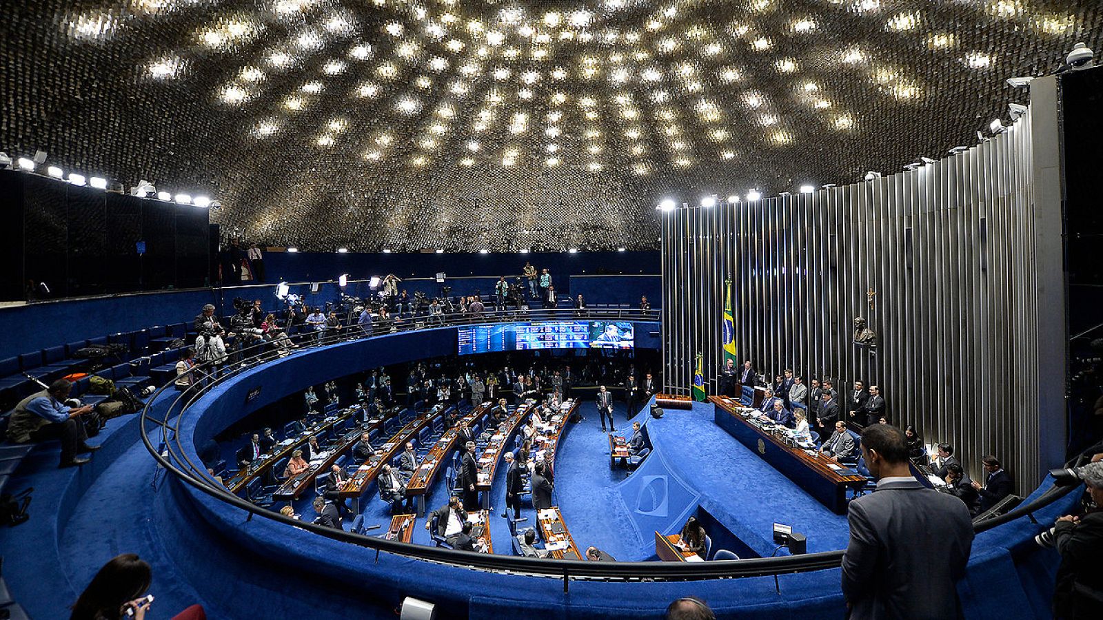 Sesión del Senado brasileño en Brasilia en la que se ha aprobado continuar el proceso de destitución de la presidenta, Dilma Rousseff