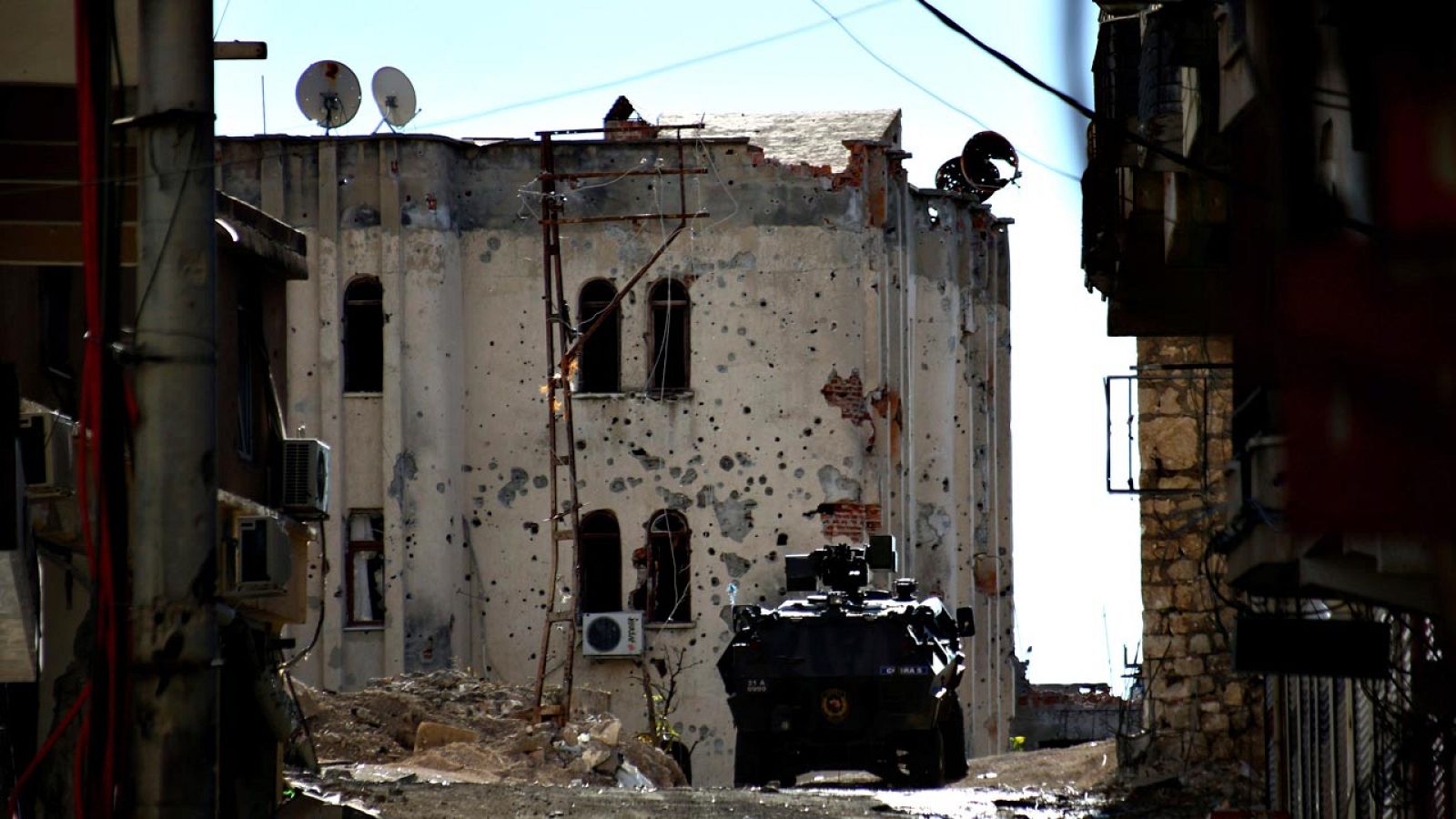 Una tanqueta de la policía turca patrulla un barrio kurdo de Diyarbakir, la principal ciudad kurda de Turquía
