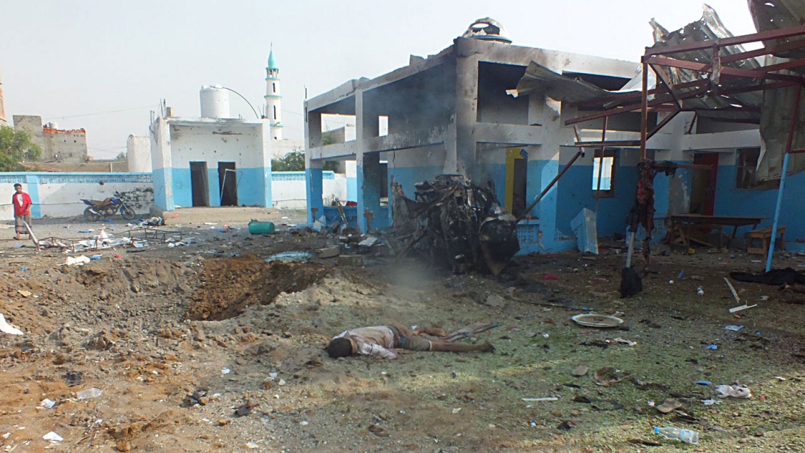 Una de las víctimas del ataque yace junto al hospital de MSF bombardeado por la coalición que lidera Arabia Saudí