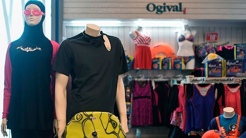Francia defiende la prohibición del "burkini" en medio de la tensión y las primeras multas
