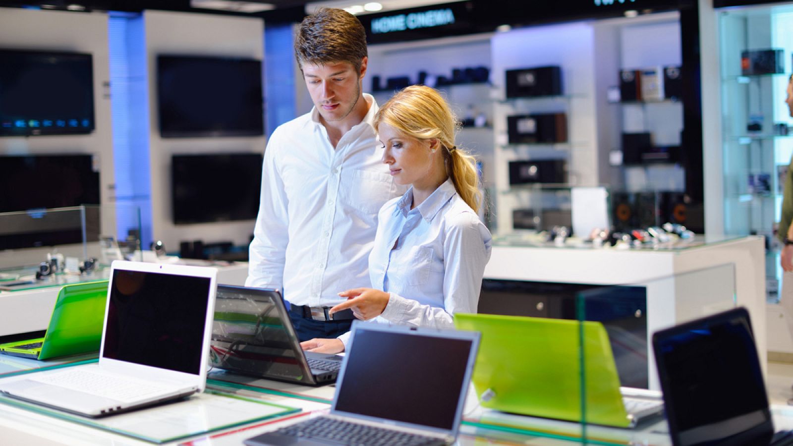 Una pareja comprando un ordenador portátil