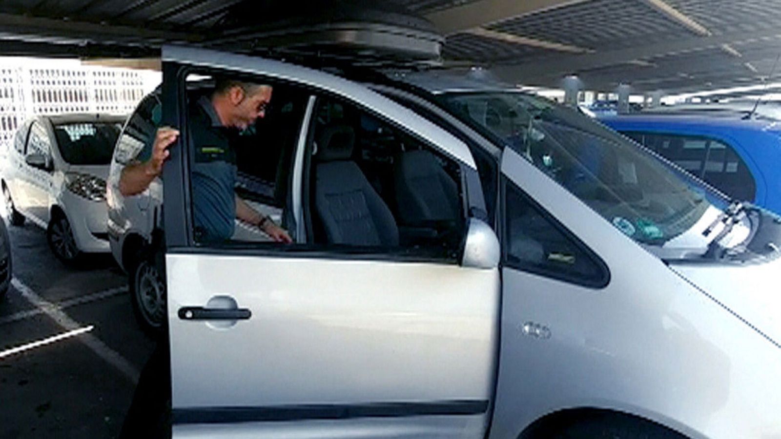 Fotografía facilitada por la Guardia Civil del vehículo del que ha sido rescatado el bebé