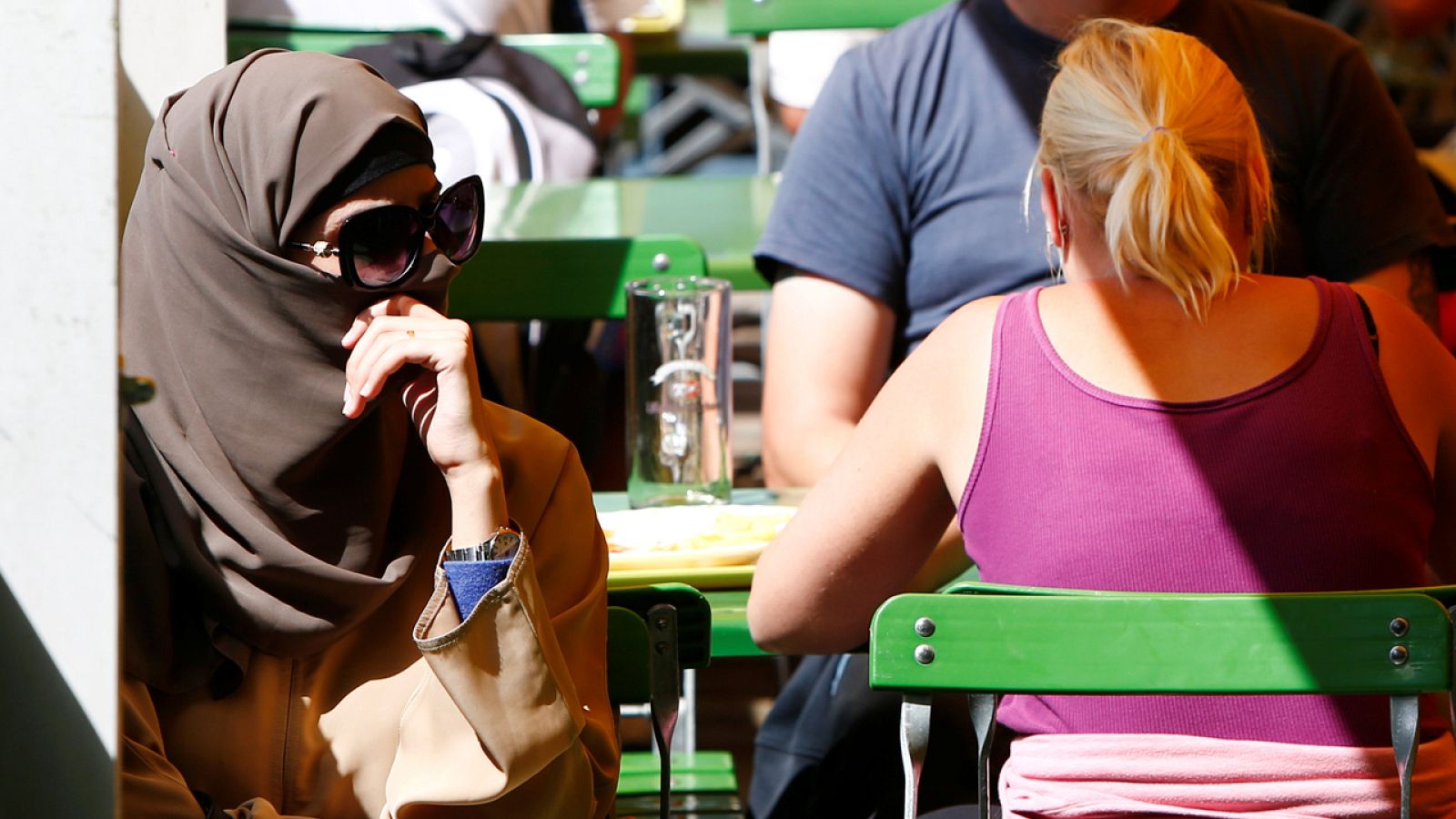 Una mujer viste un burka cerca de Garmisch-Partenkirchen, Alemania