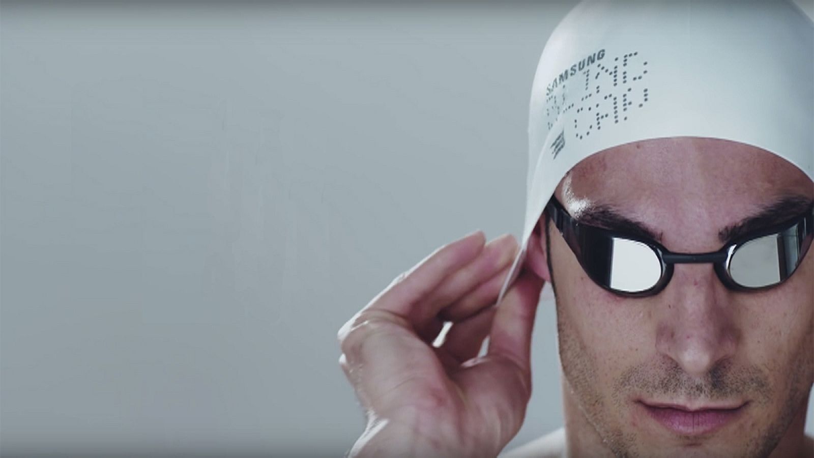 Un gorro de natación que vibra para avisar a los nadadores invidentes