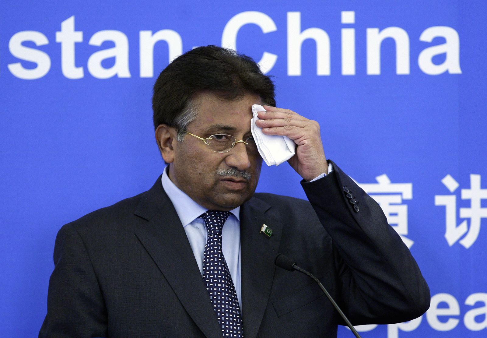 El presidente de Pakistán Pervez Musharraf dimite para evitar más inestabilidad en el país