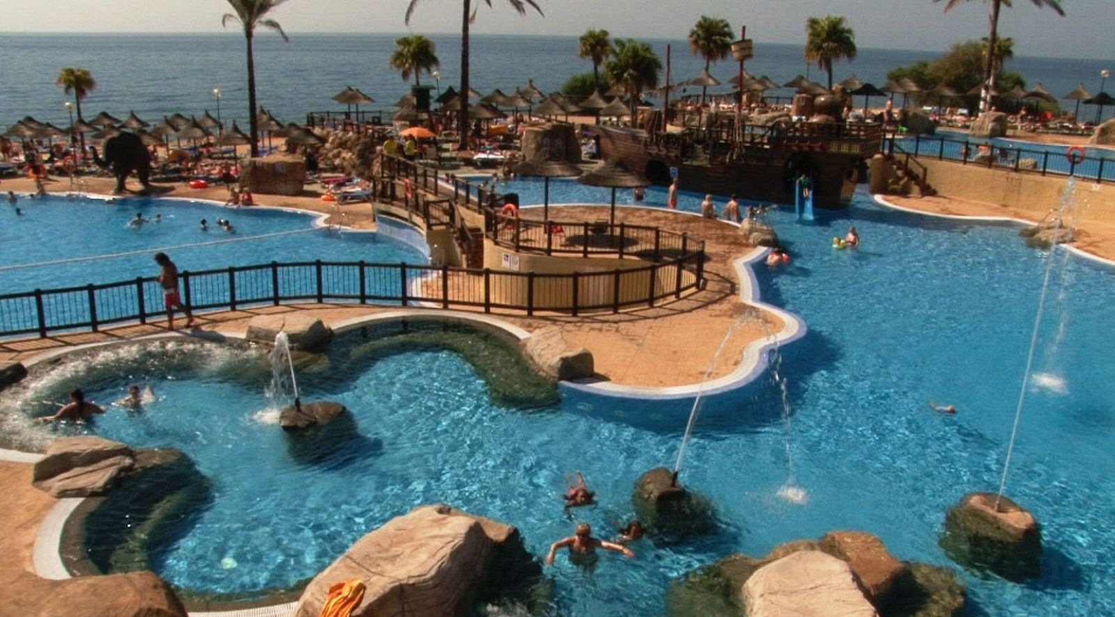 Hotel con 'todo incluido' en "la polinesia malagueña"