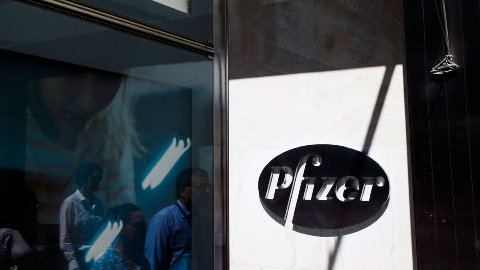 Vista de la facahada de la sede de la farmacéutica estadounidense Pfizer en Nueva York