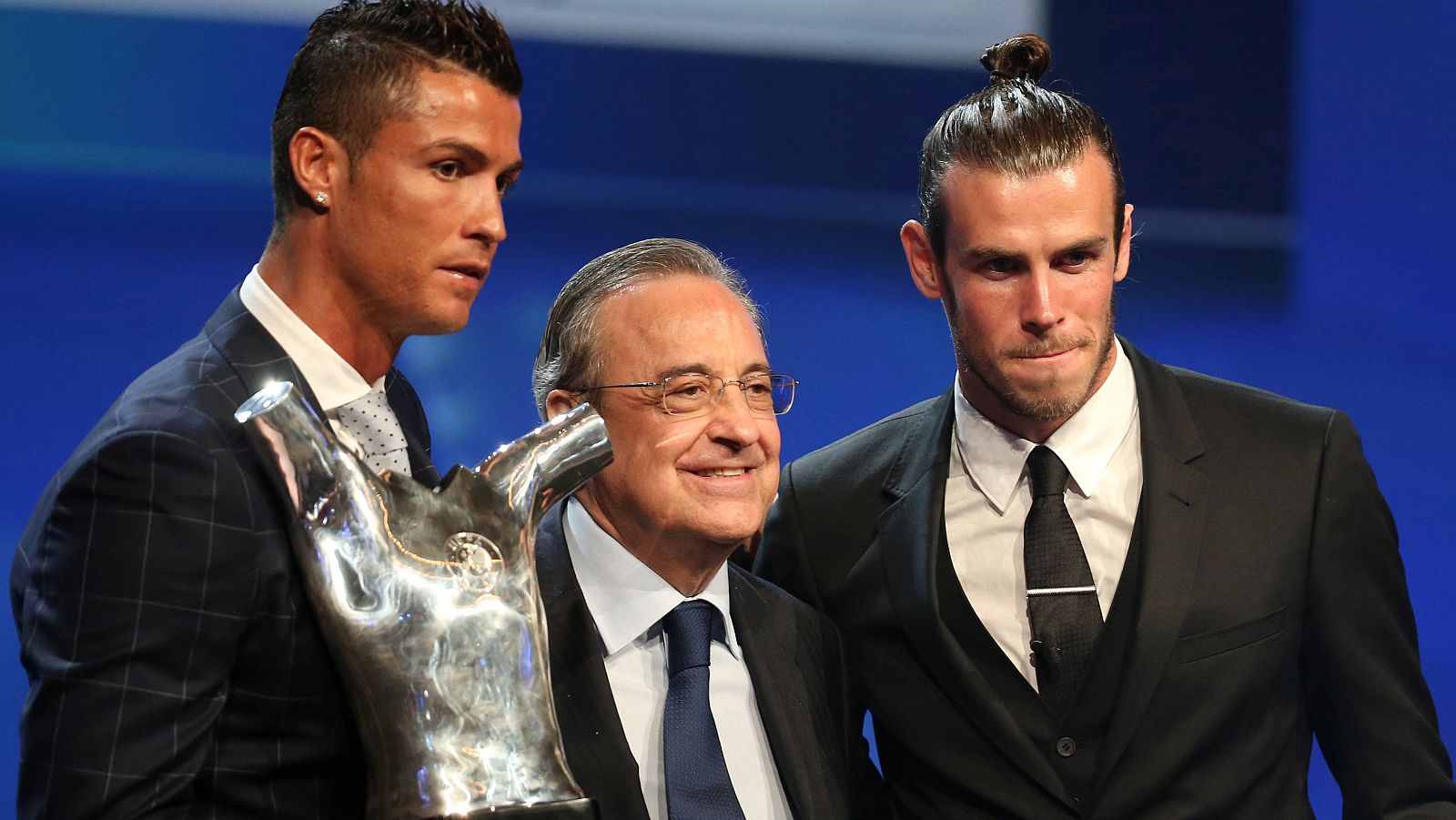 Real Madrid's Ronaldo poses with Real Madrid President Perez and Bale after The received he Best Player UEFA 2015/16 Award during the draw ceremony for the 2016/2017 Champions League Cup soccer competition