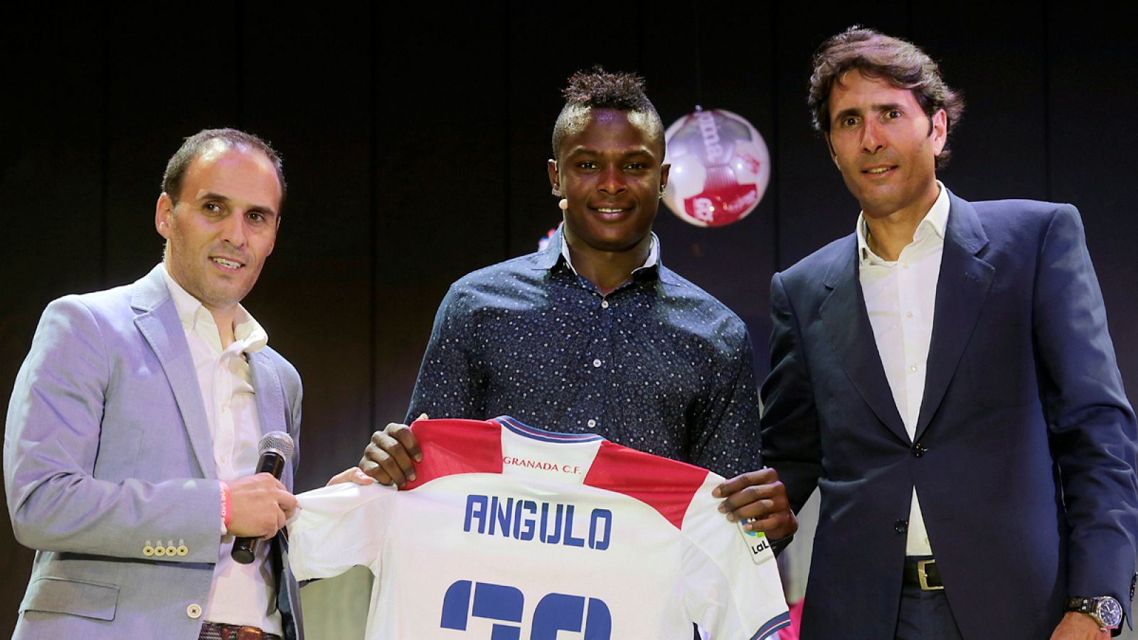 El delantero ecuatoriano, José 'Tin' Angulo durante su presentación como jugador del Granada CF junto al Director deportivo, Javier Torralba y el vicepresidente institucional, Ignacio Cueva el pasado 16 de agosto.