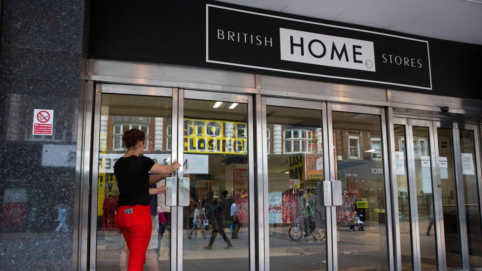 Una trabajadora de BHS en el cierre definitivo