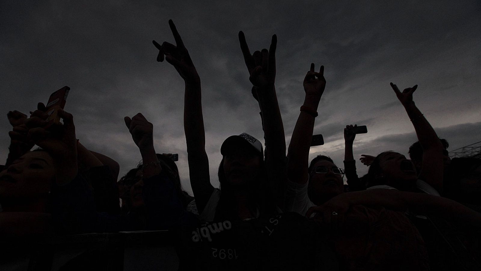 Mexicanos participan del concierto "Voces por los 43 en conmemoración de los 23 meses de la desaparición de los 43 estudiantes de Iguala (México).