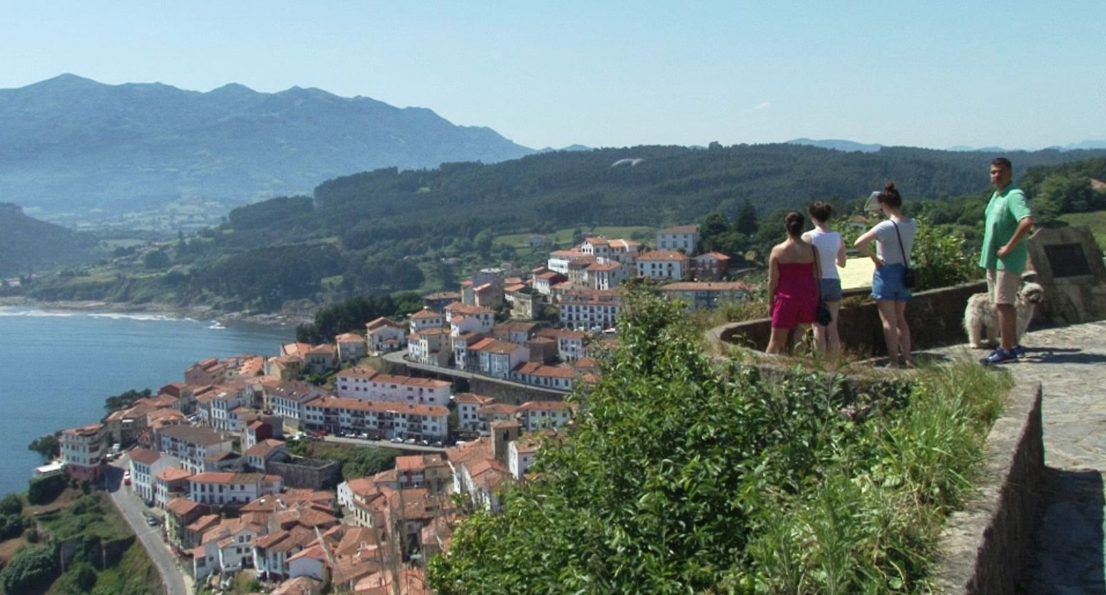 Vista de Lastres, una lcocalidad volcada con el mar