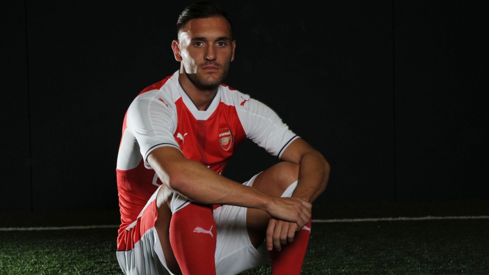 Lucas Pérez posa ya con la camiseta del Arsenal