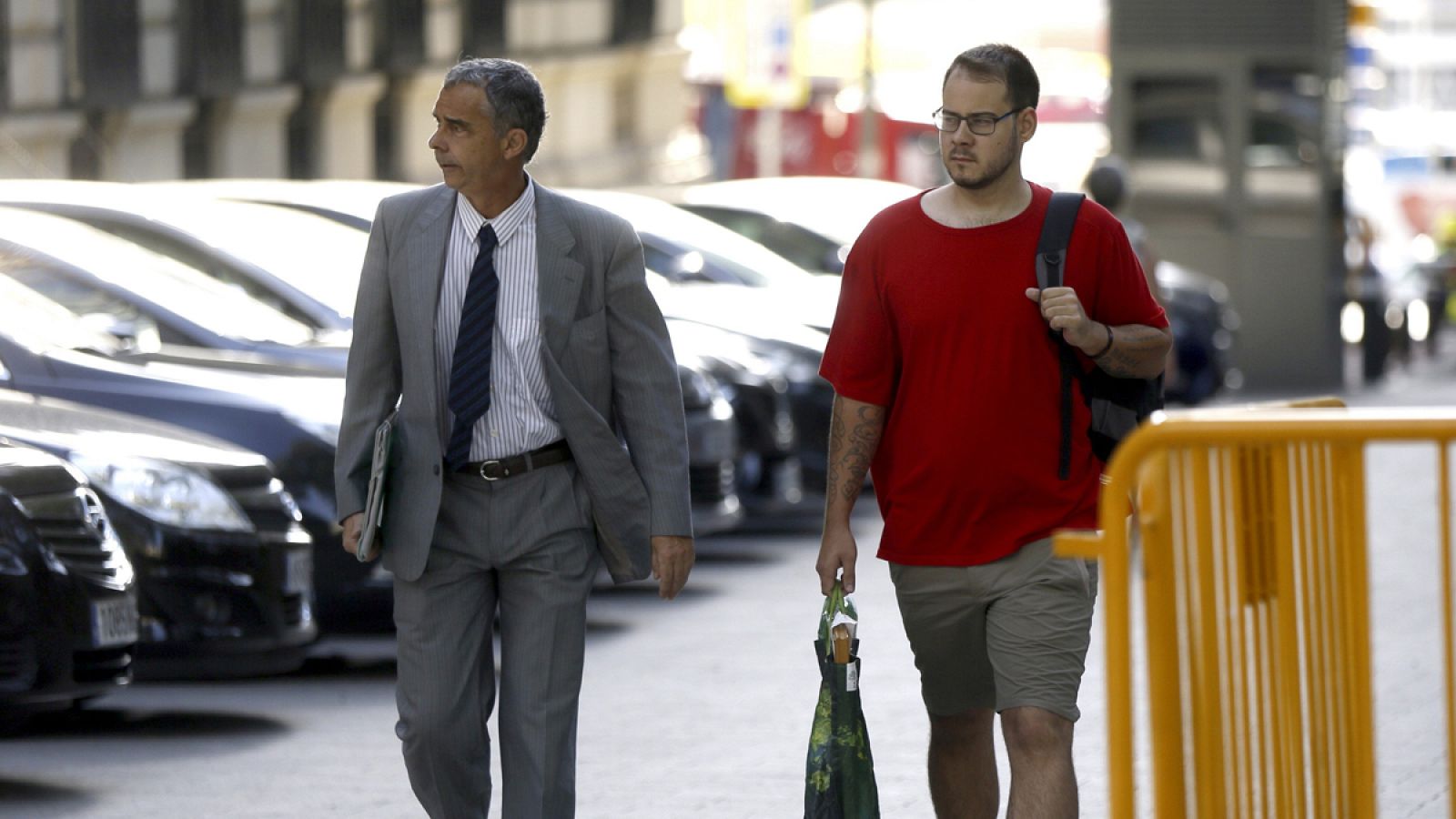 El rapero Pablo Rivadulla, más conocido como Pablo Hasel (d) a su llegada a la Audiencia Nacional junto a su abogado (i)