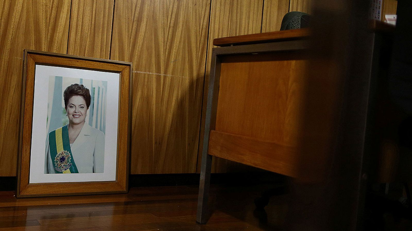 Fotografía oficial de Dilma Rousseff descolgada en un despacho del palacio presidencial tras su destitución como presidenta de Brasil.