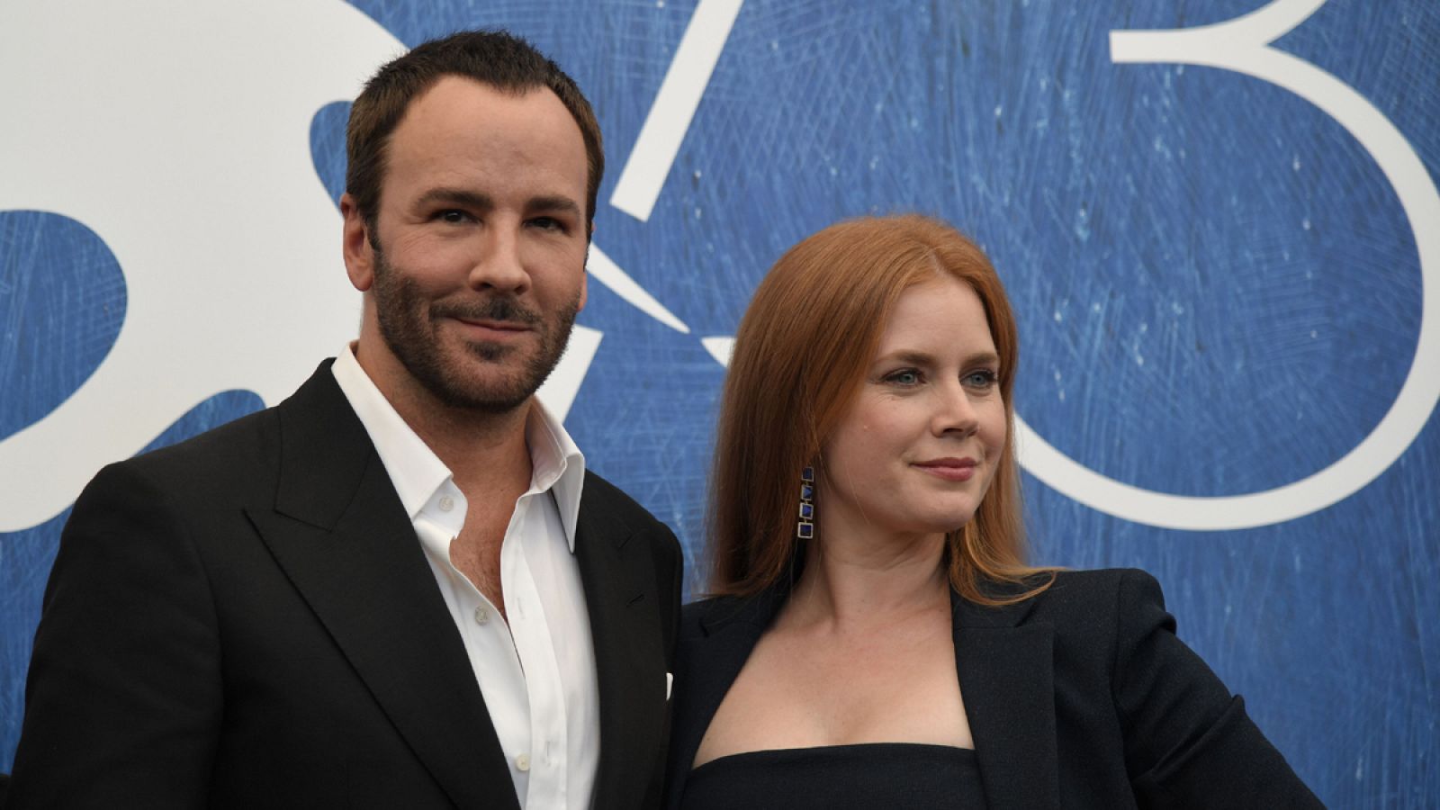 Tom Ford y la actriz Amy Adams en la presentación de 'Nocturnal Animals'.
